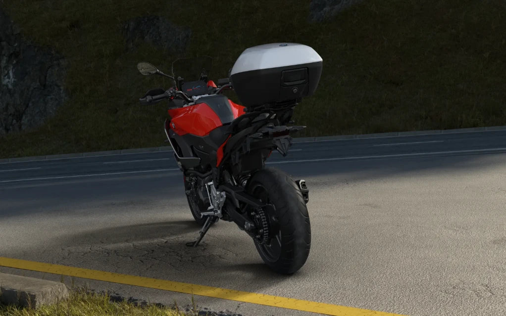 Vista trasera de la BMW F 900 XR con Top Case 30 L en Blanco Luminoso