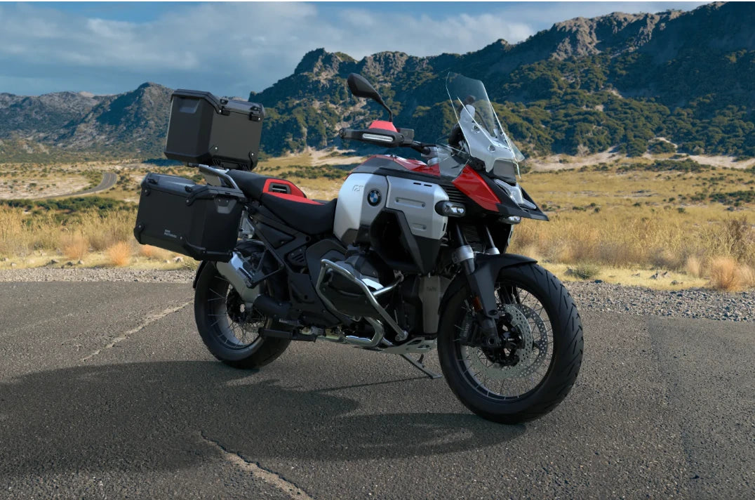 BMW R 1300 GS Adventure con maletas laterales y Top Case en acabado negro