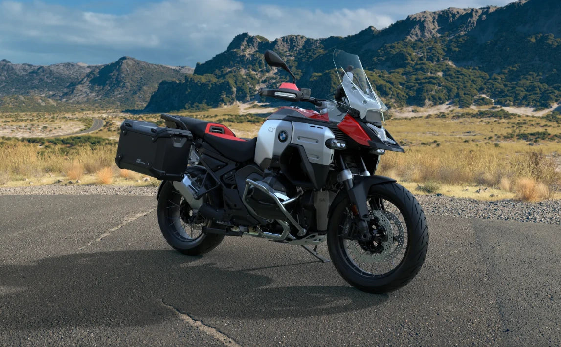 BMW R 1300 GS Adventure con maletas laterales en acabado negro