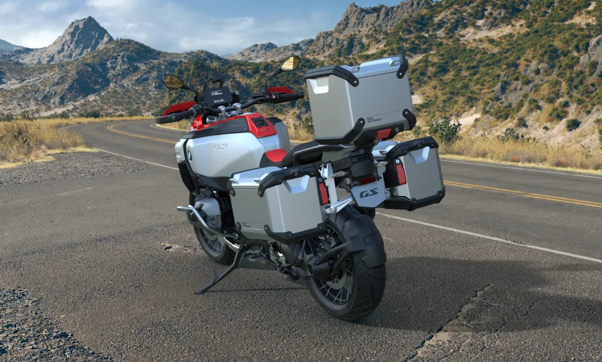 Vista trasera de la BMW R 1300 GS Adventure con maletas laterales y Top Case en acabado aluminio plateado