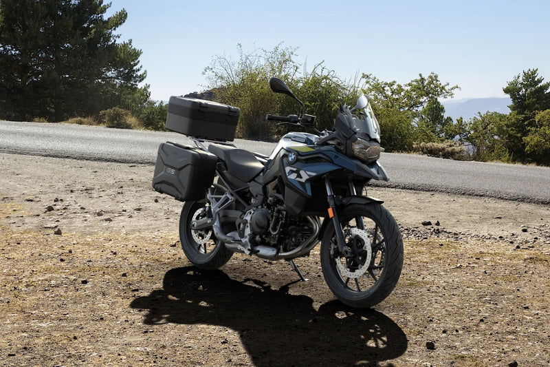 BMW F 800 GS con maletas Vario y top case Vario en ruta