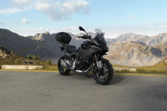 BMW F 900 XR con top case de 30 l en carretera de montaña