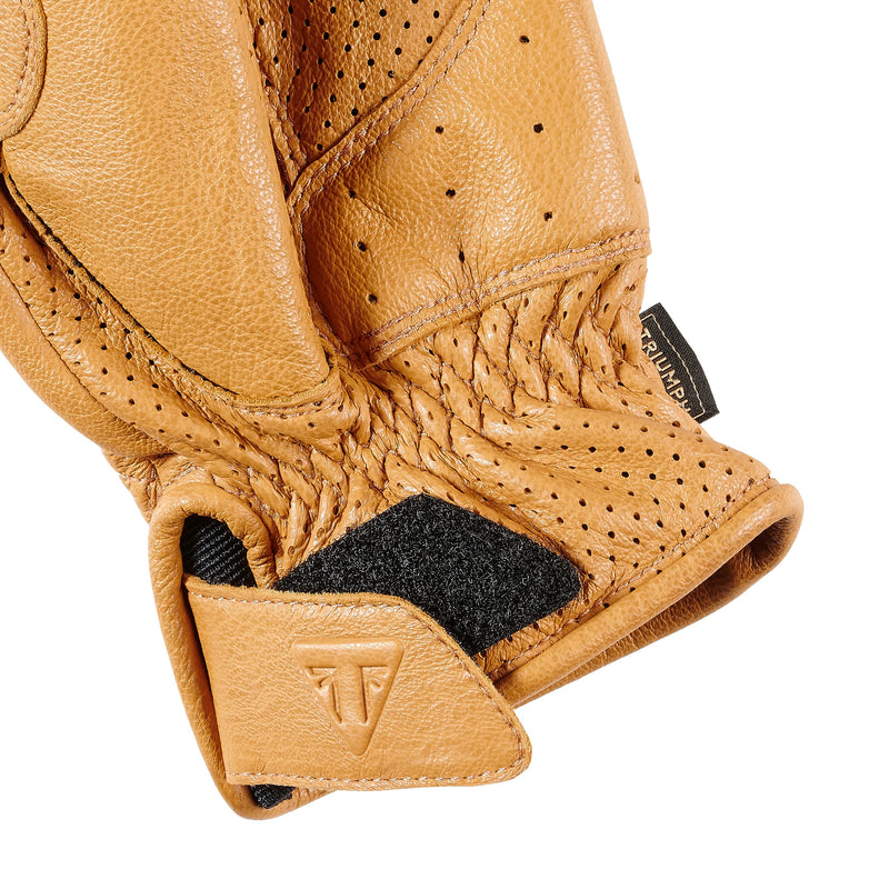 Triumph Guantes Dalton Camel - detalle de la correa de muneca con logo Triumph