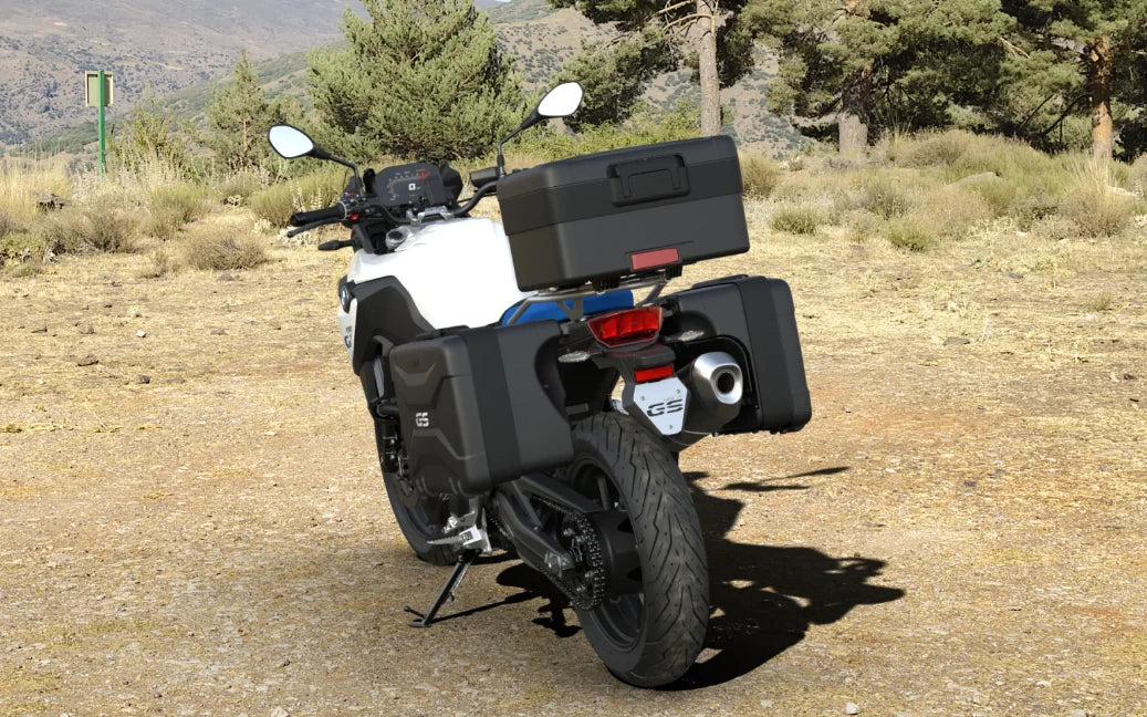 Vista trasera de la BMW F 800 GS con maletas Vario y Top Case Vario