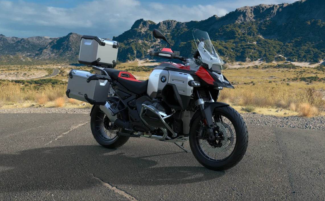 BMW R 1300 GS Adventure con maletas laterales y Top Case en acabado aluminio plateado