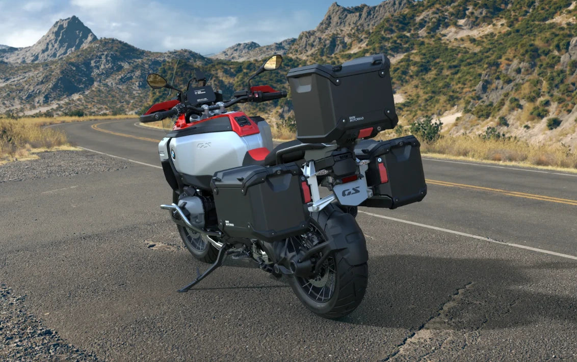 Vista trasera de la BMW R 1300 GS Adventure con maletas laterales y Top Case en acabado negro